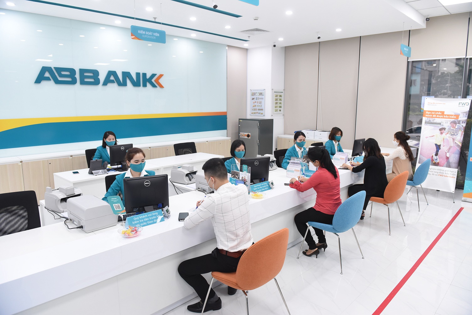 Vị trí Giao dịch viên ngân hàng là nhân viên làm việc trực tiếp tại quầy giao dịch