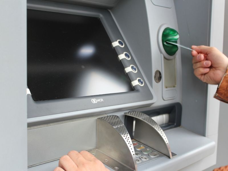 Khách hàng có thể rút tiền mặt tại hầu hết các cây ATM của ngân hàng trên cả nước