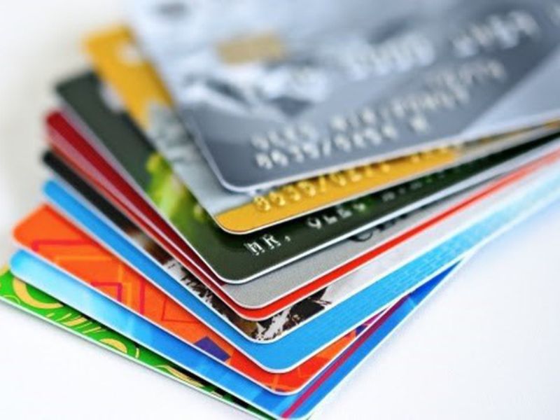 Thẻ ATM có hình chữ nhật được ngân hàng phát hành theo tiêu chuẩn ISO 7810