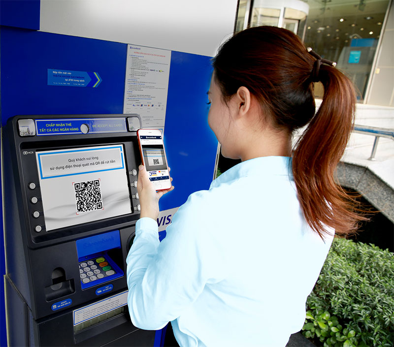 Rút tiền bằng mã QR tại cây ATM
