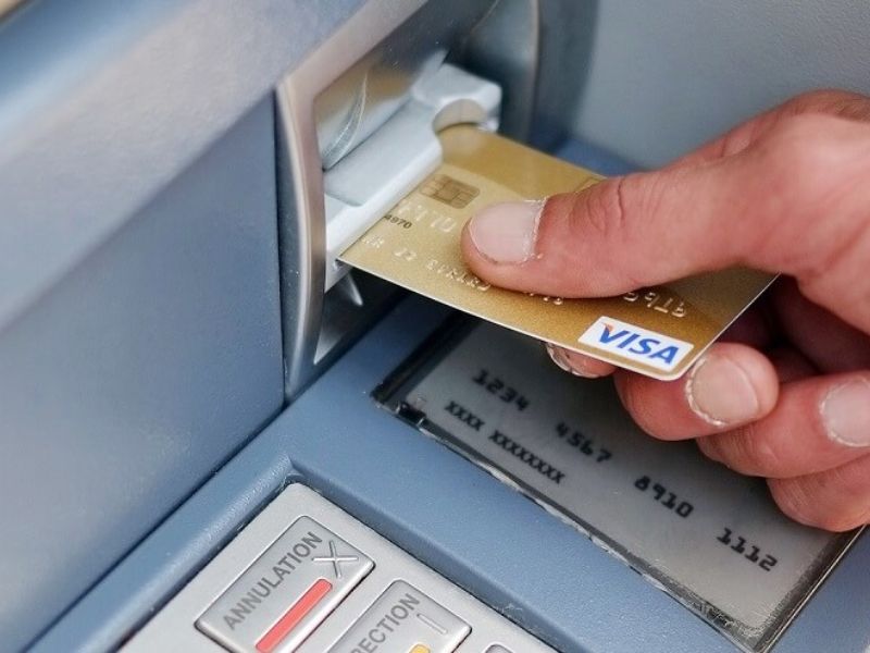 Thao tác rút tiền từ thẻ ATM nhanh chóng chỉ với 6 bước