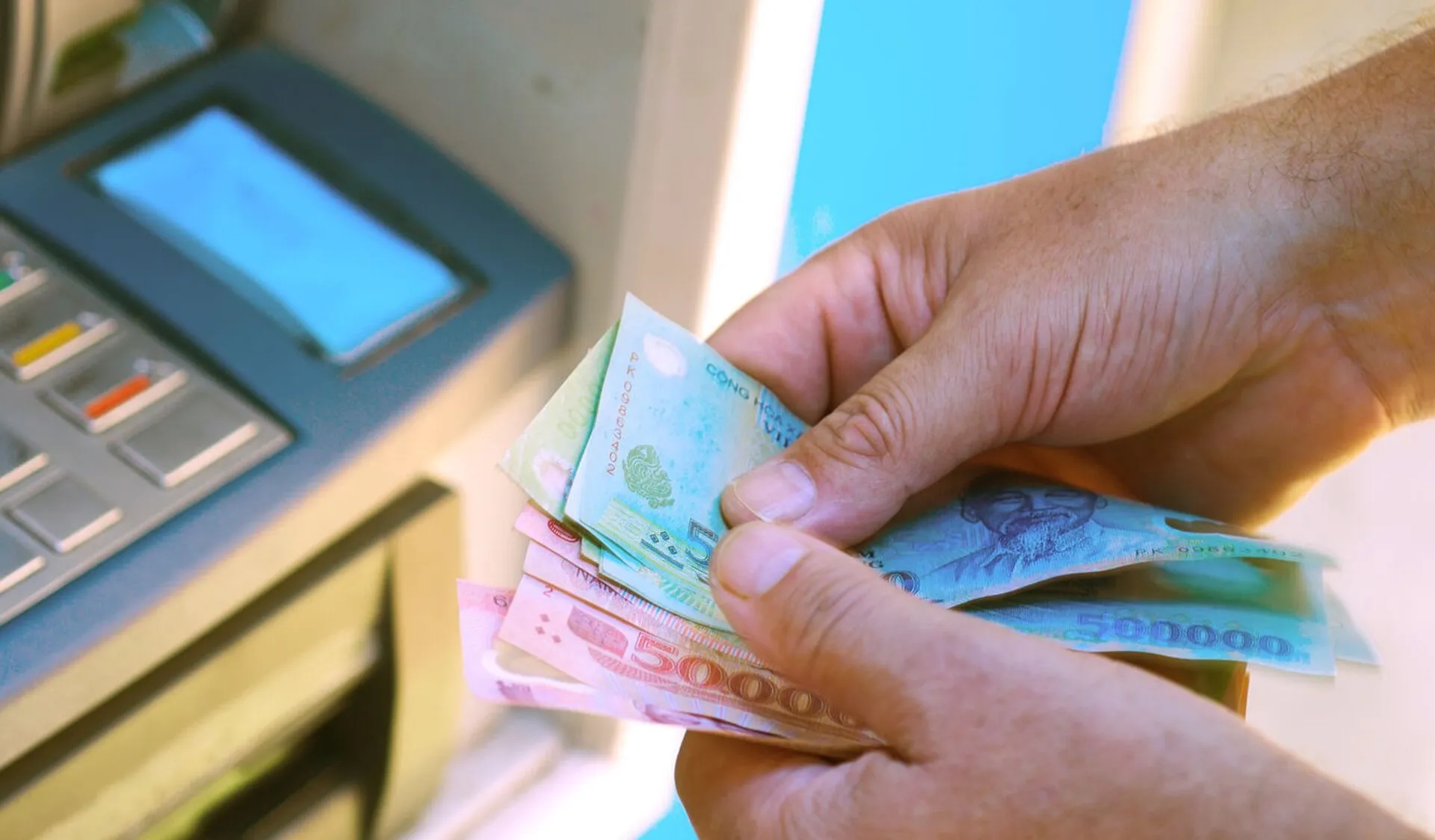 Nạp chi phí nhập thông tin tài khoản Ngân hàng quân đội MB Bank bên trên cây ATM