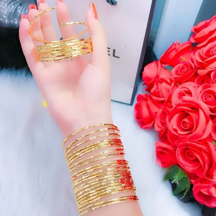 Vòng Ximen vàng 18k là bộ phụ kiện vòng tay nữ gồm nhiều chiếc vòng nhỏ