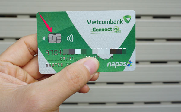 Tại sao khách hàng nên đổi thẻ từ sang thẻ chip Vietcombank?