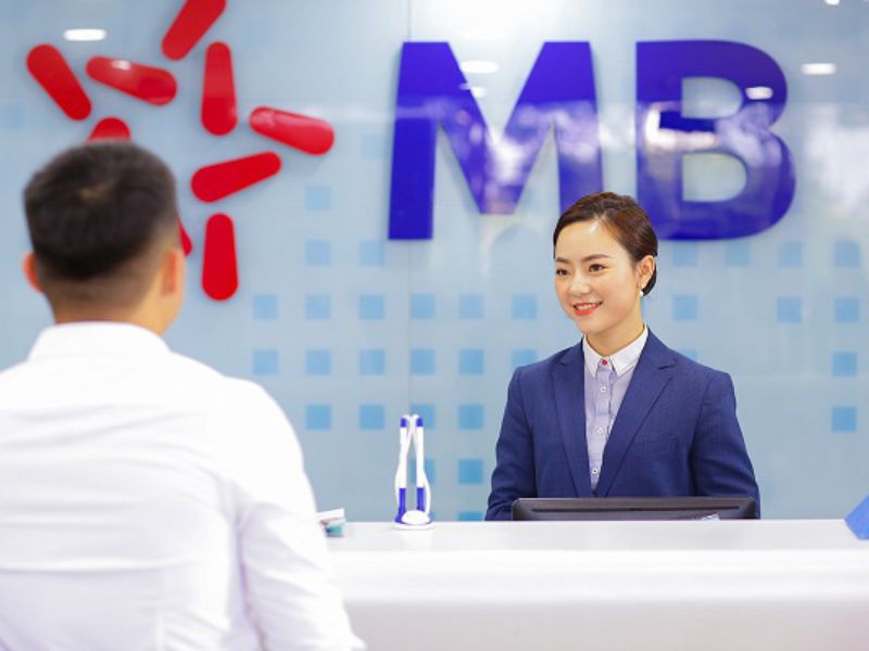 Khách hàng rút tiền tại quầy giao dịch MB Bank không phải chịu phí rút tiền