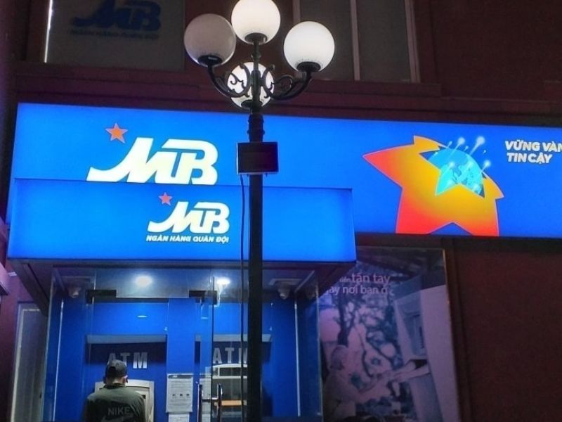 Rút tiền tại cây ATM của MB Bank khách hàng chỉ chịu mức phí thấp từ 1.000 đến 3.000 VND/giao dịch