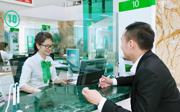 Rút tiền mặt tại quầy giao dịch Vietcombank