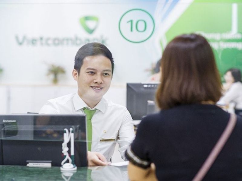 Khách hàng có thể đến với phòng giao dịch của Vietcombank để sao kê trực tiếp