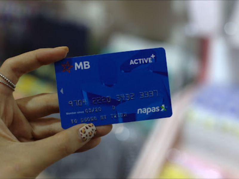 Số thẻ MB Bank bao gồm 16 chữ số được in nổi trên thẻ ATM
