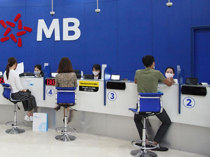 Khách hàng muốn tra cứu số thẻ có thể đến với quầy giao dịch của ngân hàng MB Bank