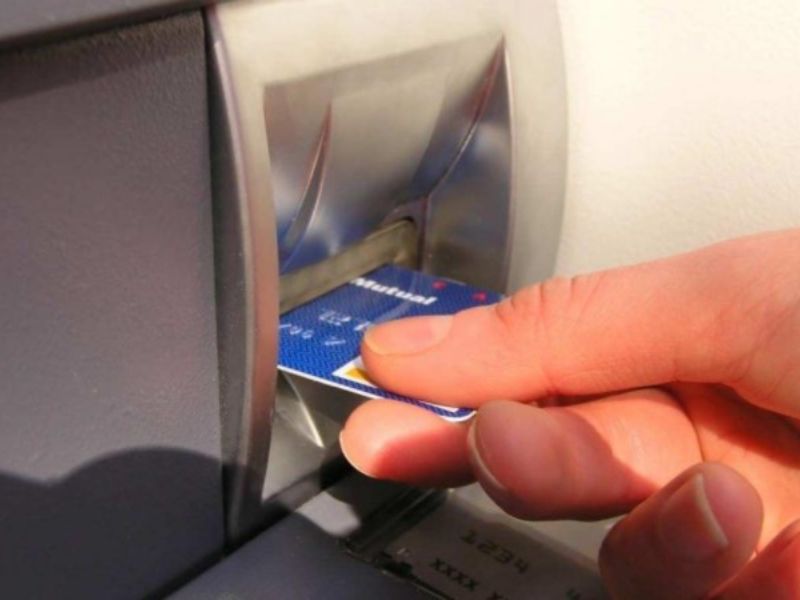 Khách hàng có thể tra cứu số thẻ tại cây ATM