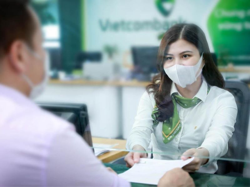 Khách hàng có thể mở thẻ ghi nợ trực tiếp tại quầy giao dịch của ngân hàng Vietcombank