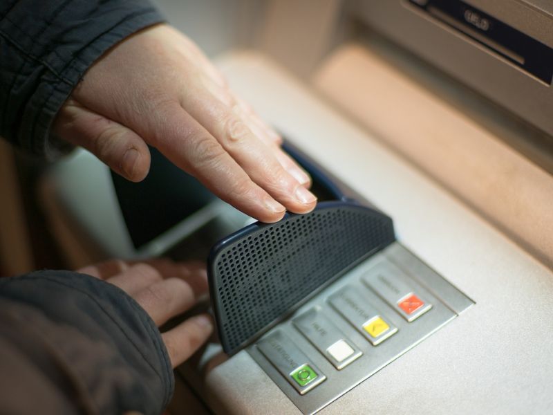 Khách hàng có thể rút tiền tại hầu hết các cây ATM trên cả nước bằng thẻ MB Bank