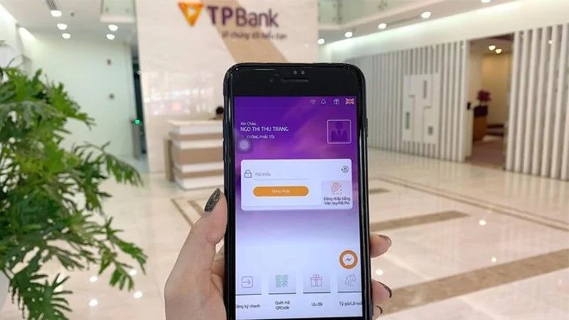 Kiểm tra khoản vay TPBank bằng cách đến trực tiếp quầy giao dịch
