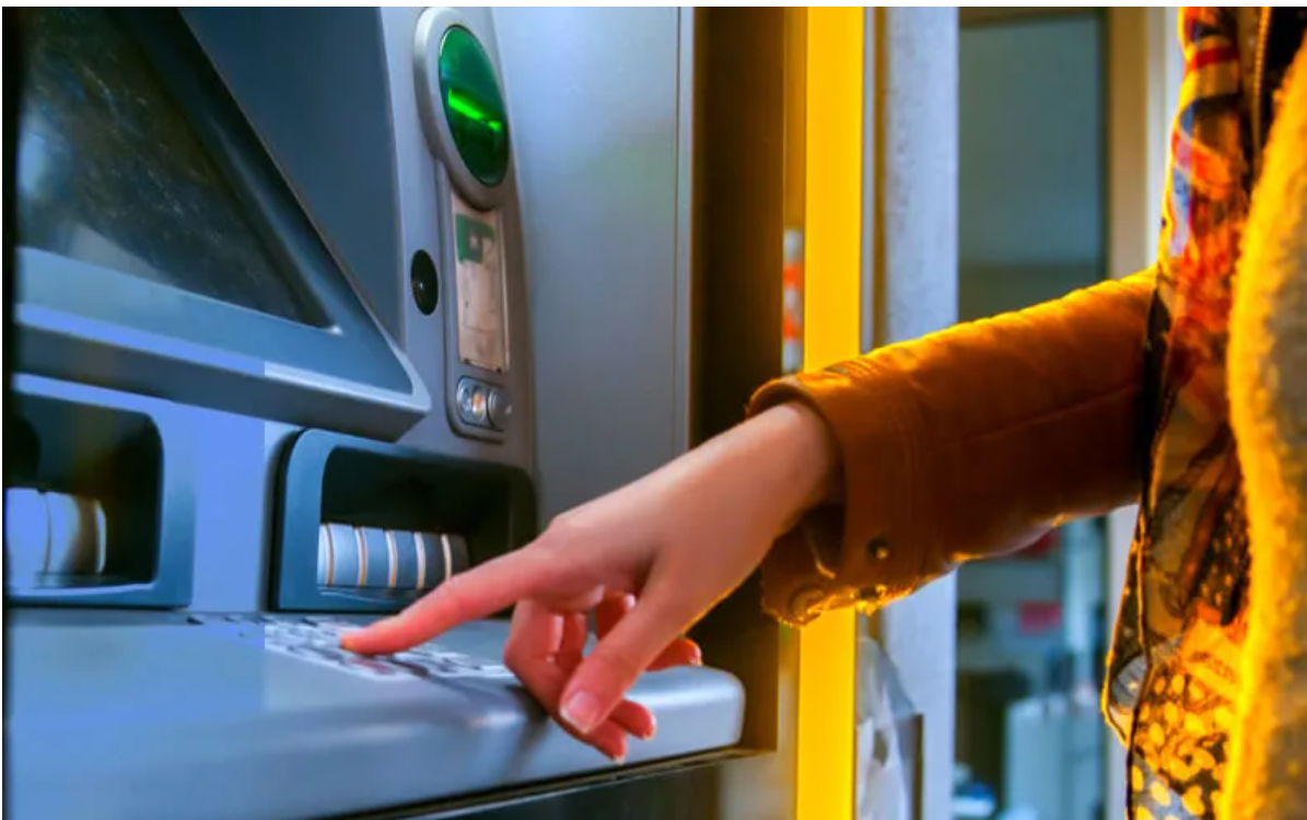 Phí sử dụng máy ATM là bao nhiêu?