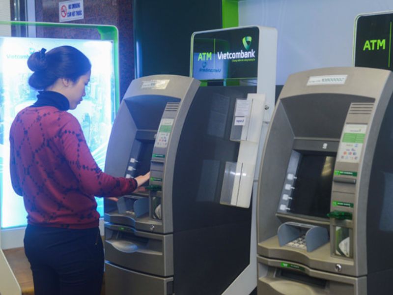 Khách sản phẩm rất có thể kích hoạt thẻ Vietcombank bên trên cây ATM