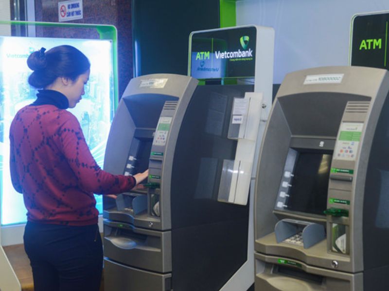 Khách hàng có thể kích hoạt thẻ Vietcombank tại cây ATM