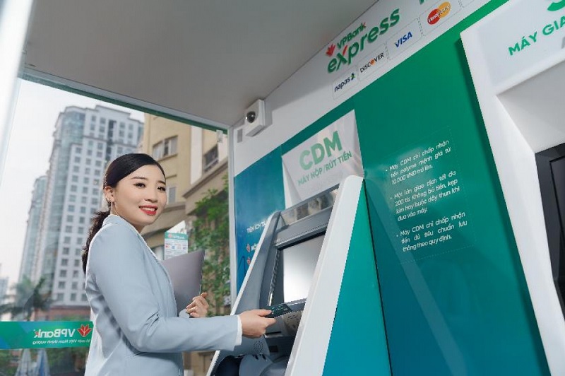 Khách hàng có thể thực hiện rút tiền, chuyển tiền tại cây ATM với các ngân hàng liên kết với VPBank