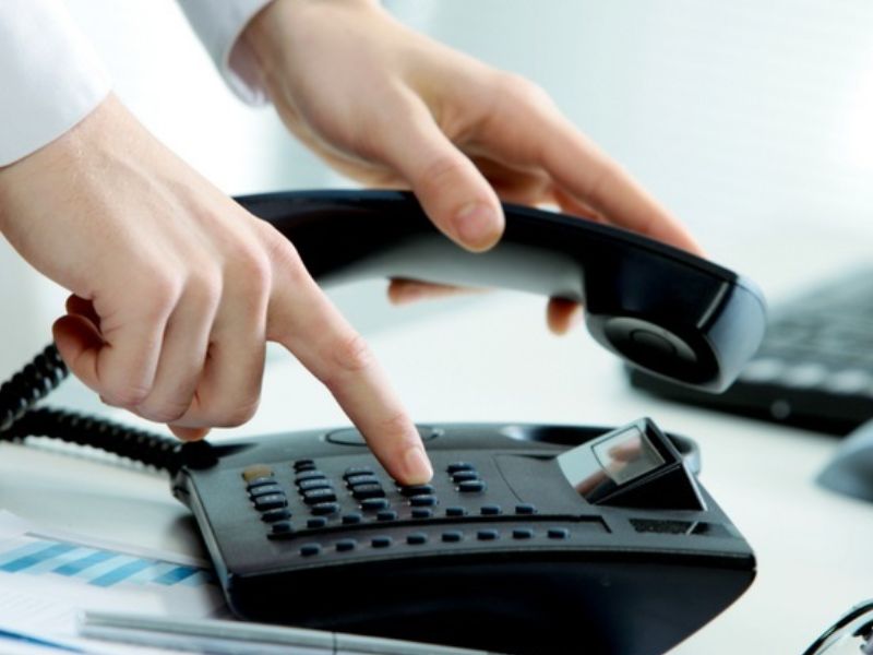 Khách hàng có thể liên hệ với CB Bank qua Hotline