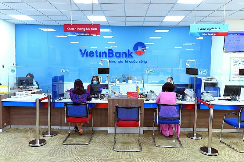 Đến trực tiếp thẻ Vietinbank để các giao dịch viên mở thẻ Visa