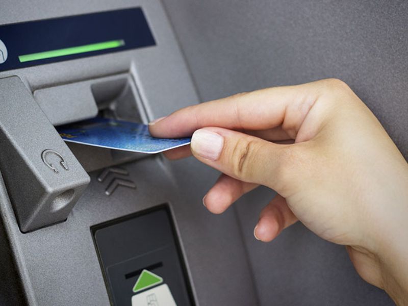 Khi rút tiền mặt thẻ tín dụng khách hàng cần lưu tâm tới vấn đề bảo mật