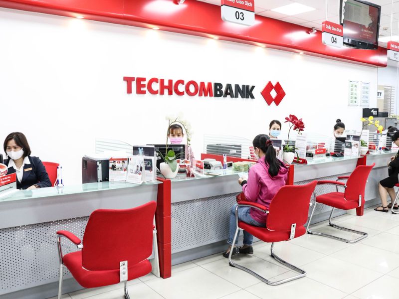 Khách hàng có thể mở thẻ Visa ngân hàng Techcombank trực tiếp tại quầy giao dịch
