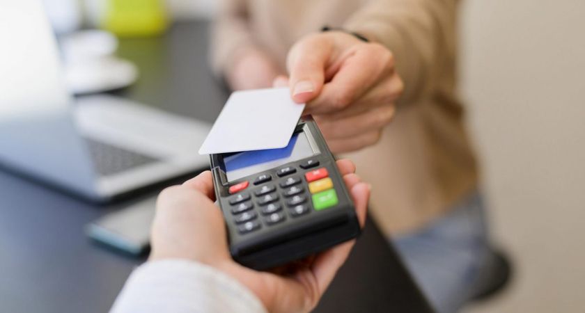 Thông qua chiếc thẻ ATM khách hàng có thể thoải mái rút tiền mặt và thanh toán hóa đơn